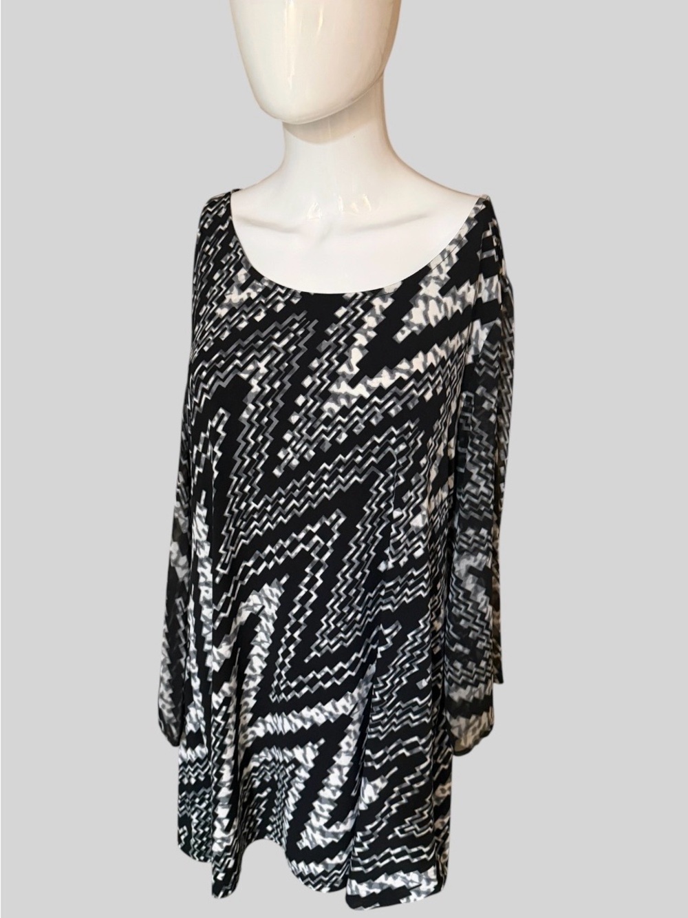 Valerie Stevens Size L Black & White Zigzag 3/4 sleeve tunic top